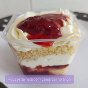 imagem do produto Mousse de nata com geleia de morango 