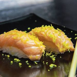 imagem do produto Niguiri de salmão  trufado maçaricado