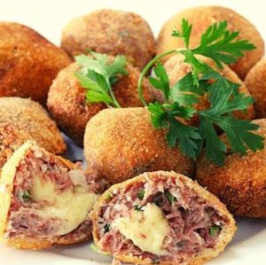 imagem do produto BOLINHO DE CHARQUE COM QUEIJO. 6 UNIDADES