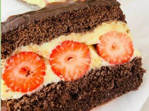 imagem do produto Combo - Fatia Bombom de Morango + Coca Cola 200ml