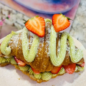 imagem do produto Croissant de pistache com morango 