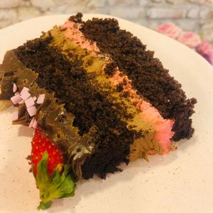 imagem do produto Fatia de Bolo Trufado de Mousse de Morango e Mousse de Chocolate  