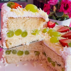 imagem do produto Fatia de Bolo Ninho com Uvas Verdes 