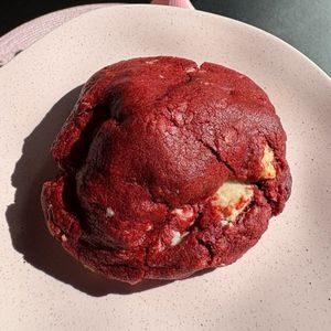 imagem do produto Cookies Red Velvet com recheio de Ninho ( porçao individual)