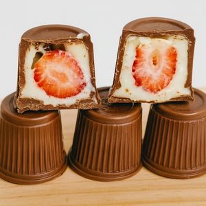 imagem do produto Bombom de morango no copo