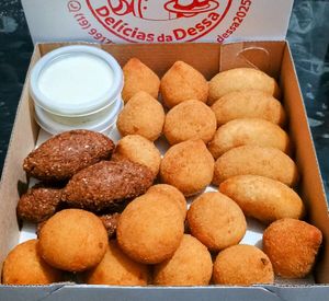 imagem do produto 25 Salgado Médios artesanais de 40g + 2 molhos caseiros