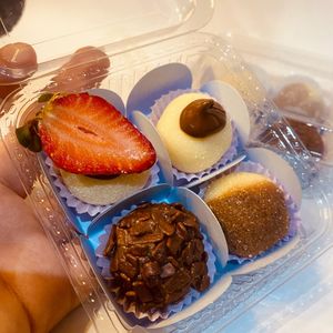 imagem do produto caixinha de brigadeiros ( a sua escolha ) 