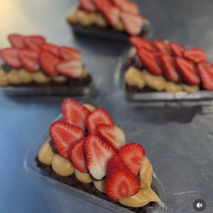 imagem do produto Fatia de broweie com ninho avelã e morango 