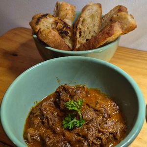 imagem do produto Porção de Baguete Italiana com ragu de carne ao vinho e especiarias 
