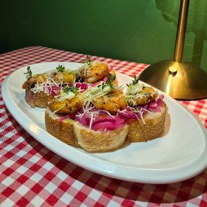 imagem do produto Bruschetta de Camarão com requeijão e picles de cebola roxa 