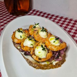 imagem do produto Bruschetta de Camarão com requeijão e picles de cebola roxa
