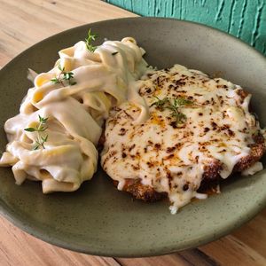 imagem do produto Parmegiana de mignon com Talharim ao sugo ou bechamel