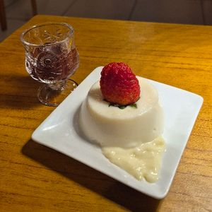 imagem do produto Manjar de coco com geleia de morango e brigadeiro 4 leites 