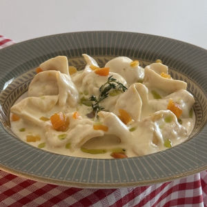 imagem do produto Tortelli de Damasco e Queijo Brie com Fonduta de Parmesão e Azeite de Manjericão. 