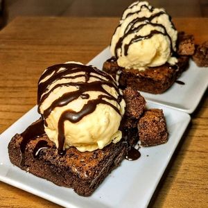 imagem do produto Brownie com Sorvete e ganache de chocolate meio amargo 