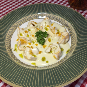 imagem do produto Tortelli de Damasco e Queijo Brie com Fonduta de Parmesão e Azeite de Manjericão
