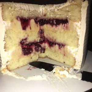 imagem do produto Bolo com recheio de limão com frutas vermelhas