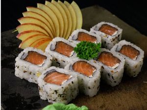 imagem do produto Uramaki de salmão- 8 unidades