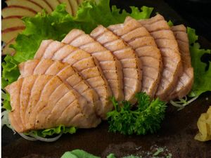 imagem do produto Sashimi de salmão maçaricado- 8 unidades