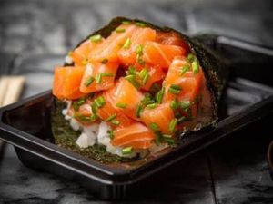 imagem do produto Temaki de salmão em cubos trufado ( 150 g )