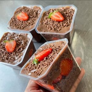 imagem do produto Bolo no pote brigadeiro com morango 