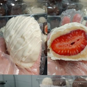 imagem do produto Bombonzão de ninho com morango - chocolate branco.