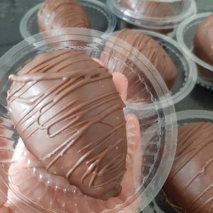 imagem do produto Bombonzão de brigadeiro de maracujá com morango. 