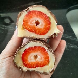 imagem do produto Bombonzão de ninho com morango. 