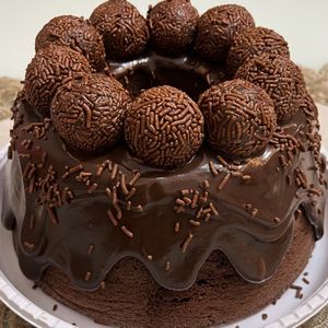 imagem do produto Bolo de chocolate com cobertura de brigadeiro belga