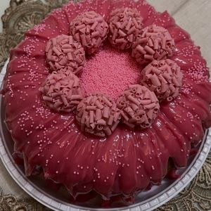 imagem do produto Bolo de leite ninho com cobertura de brigadeiro de morango
