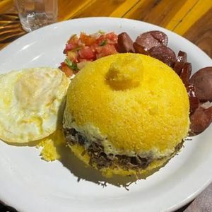 imagem do produto cuscuz recheada com carne seca creme cheese ovo e calabresa e vinagrete