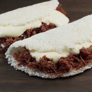 imagem do produto tapioca recheada com carne de sol e creme cheese 😋