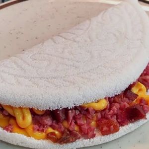 imagem do produto tapioca recheada com calabresa e queijo cheddar 😋