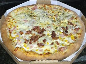 imagem do produto 1-pizza calabresa 1- pizza marguerita+ Guaraná maionese caseira mais guarana 1,5