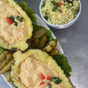 imagem do produto FILÉ DE CAMARÃO NO ABACAXI ( SERVE 2 PESSOAS) 