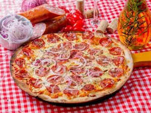 imagem do produto Pizza Massa de Fermentação Natural | Calabresa/Bacon Crocante | 35 cm | 8 Fatias