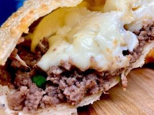 imagem do produto Pastel Carne Com Queijo  (Serve 1 Pessoa)