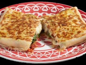 imagem do produto 1- House of Cards (Filezinho de Carne com Tomate Seco e Mussarela)