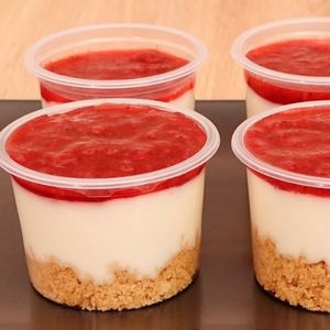 imagem do produto Cheesecake com geleia de morango no pote