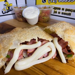 imagem do produto Pastel De Calabresa C/ Requeijão 30cm