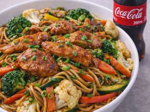 imagem do produto Yakisoba de Frango Suculento + Bebida Grátis (Promoção)".