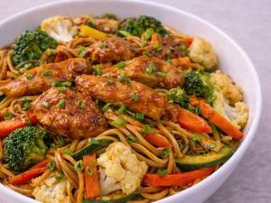 imagem do produto Yakisoba de Carne "Dobro de Carne", "Molho Extra" e "Cebolinha Salpicada".