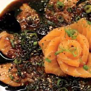 imagem do produto 15 fatias de salmão finas com tempero especial. 