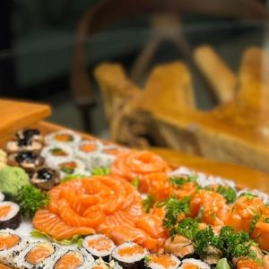 imagem do produto  Combinado  sushiman  20 sashimi Salmão, 8 niguiri Salmão, 5 joy  salmão especial, 5 harumaki salmão, 5 Hossomaki Salmão, 