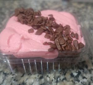 imagem do produto Brownie com cobertura de mousse de morango