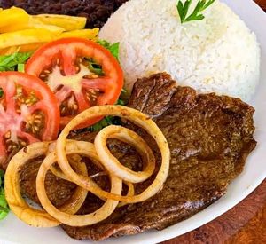 imagem do produto Um suculento bife de contra filé grelhado ao ponto, e temperado com rodelas de c