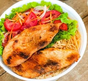 imagem do produto Um delicioso frango e suculento bem temperado grelhado