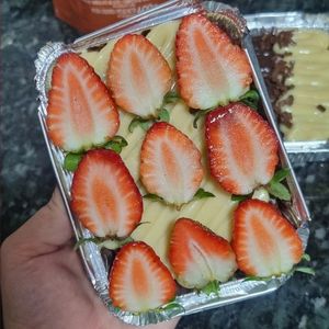 imagem do produto Brownie na marmita Ninho com morangos 