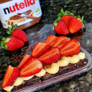 imagem do produto Pizza brownie ninho com nutella e morangos 