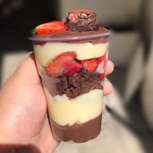 imagem do produto Copo da felicidade de brownie com morango
